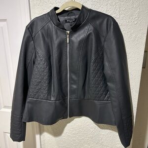 NWT Baccini women’s size XL gray faux leather looking jacket.  Very cute.